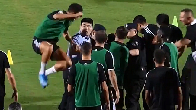Cristiano Ronaldo se abalanzó sobre un policía en la práctica de Juventus en China