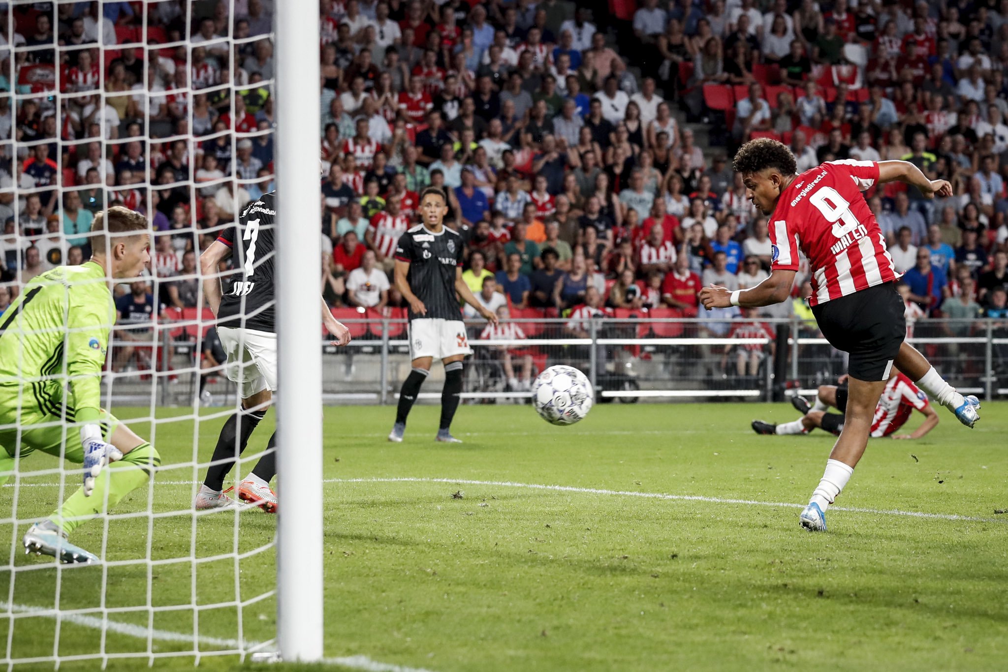 PSV derrotó a Basilea en la fase previa de la Champions con un taconazo en el último minuto