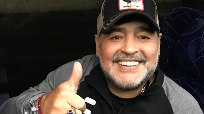 Maradona fue operado exitosamente de su rodilla derecha en Argentina