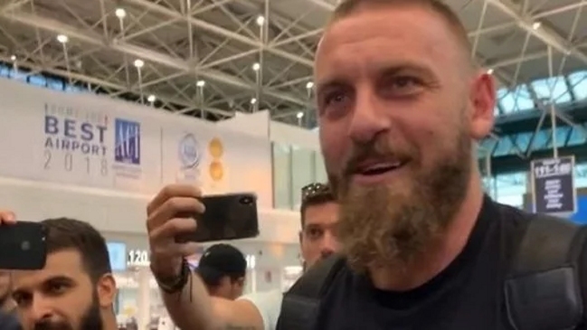 Hinchas de AS Roma despidieron a Daniele De Rossi previo a su viaje para unirse a Boca Juniors
