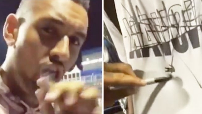 Nick Kyrgios tachó el nombre de Novak Djokovic en la polera de un fanático