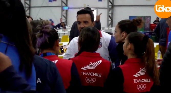 Luis Fonsi recorrió la Villa Panamericana y recibió el saludo de deportistas chilenas