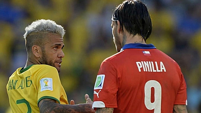 Pinilla recordó el Mundial de Brasil 2014 y su “discusión de física cuántica” con Dani Alves