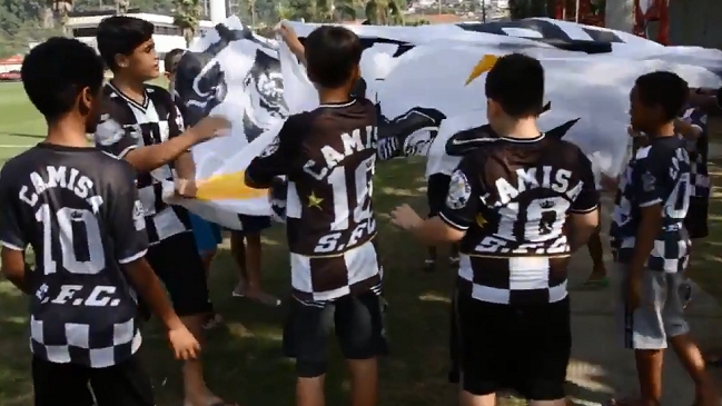 Grupo de menores sorprendió a Jorge Sampaoli con una bandera en su honor