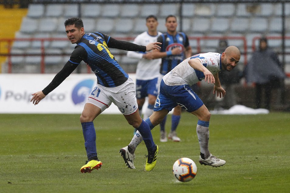 Universidad Católica sobrevivió a un diluvio y venció Huachipato