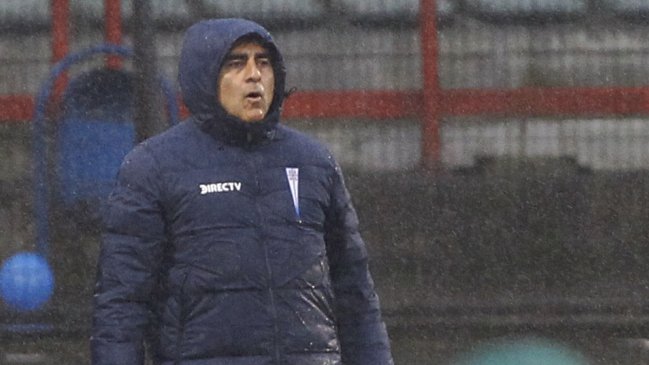 Quinteros fue crítico pese a triunfo de U. Católica: El partido no se debió jugar