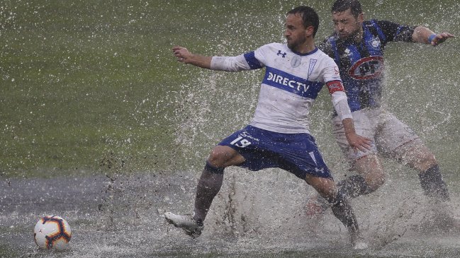 La trabajada victoria de la UC en la inundada cancha de Huachipato