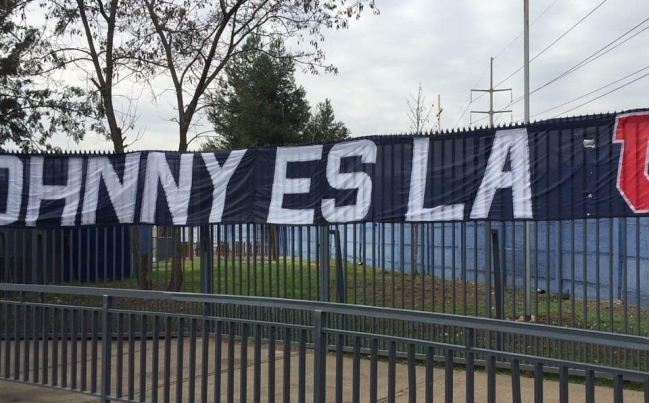 Hinchas de la U colgaron lienzos a favor de Herrera y en contra de la mala campaña