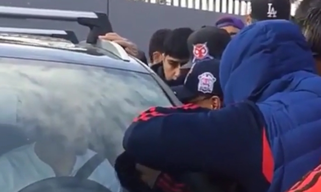 Hinchas de la U llegaron al CDA para apoyar a Johnny Herrera