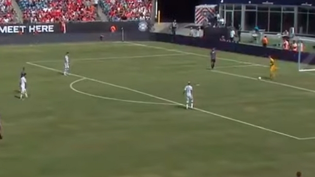 Benfica aprovechó la nueva regla e innovó con un saque de fondo ante AC Milan