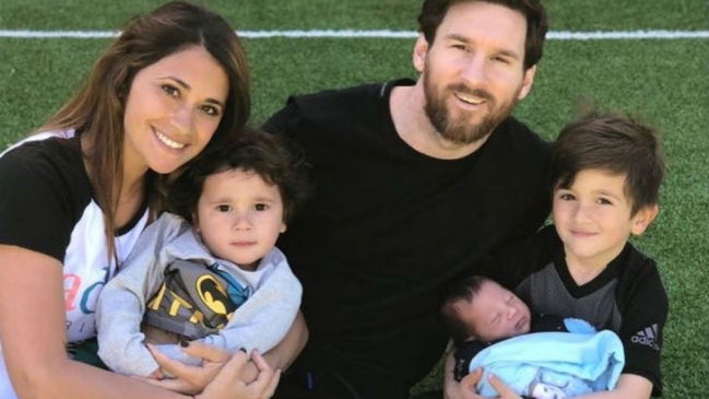 Un paternal Messi le enseña a hijo Ciro a tomar mate
