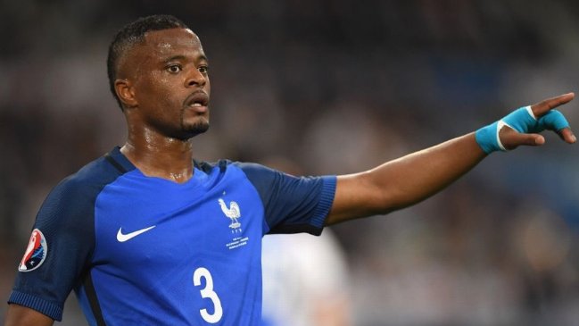 El francés Patrice Evra anunció su retiro del fútbol