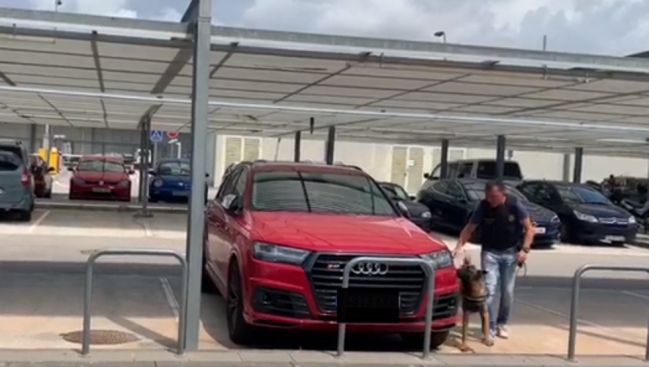 Policía revisó autos de Messi y Suárez por aviso de bomba