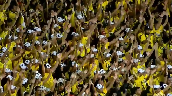 Más de 83 mil hinchas batieron récord con masivo aplauso vikingo en Asia