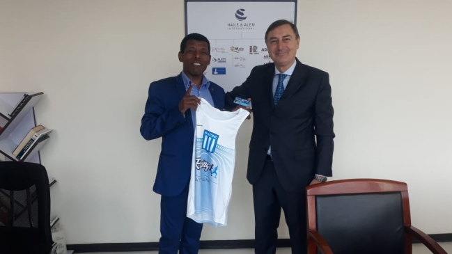 La leyenda del atletismo Haile Gebrselassie se hizo socio de Racing Club