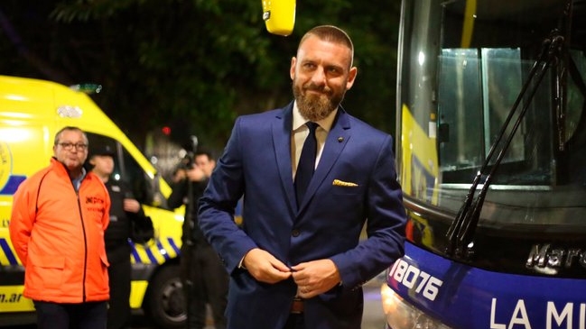 Daniele De Rossi dio que hablar tras llegar de traje a La Bombonera junto a sus compañeros