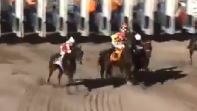 La gran maniobra de un jinete para evitar una rodada, luego de estar en el aire tras un empujón