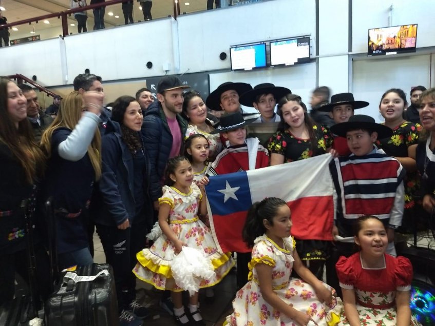 Tomás González recibió homenaje a la chilena en su recepción tras ganar el oro Panamericano