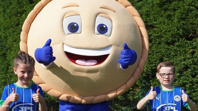 Club inglés Wigan Athletic sorprendió con su nuevo corpóreo: “Crusty the Pie”