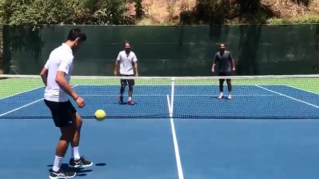 Novak Djokovic mostró su talento en particular partido de fútbol tenis