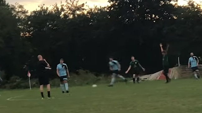 Arbitro que olvidó su silbato usó una armónica para dirigir encuentro en Inglaterra