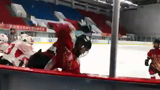 Seleccionados de hockey sobre hielo de China y Hong Kong protagonizaron brutal pelea