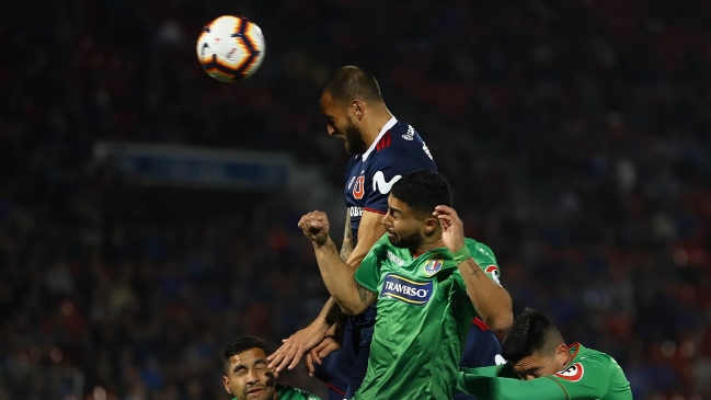 Lucas Aveldaño abrió la cuenta para la U con un potente frentazo frente a Audax Italiano