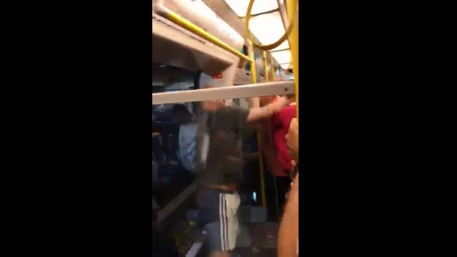 Fanáticos de Manchester City y Liverpool vivieron su propia batalla en el metro de Londres