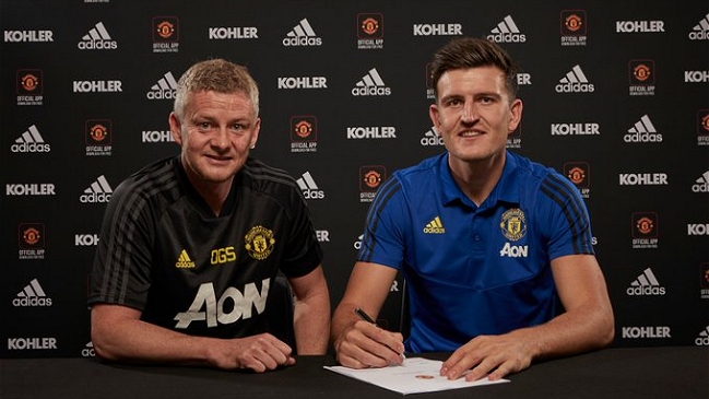 Harry Maguire firmó en Manchester United y se convirtió en el zaguero más caro de la historia