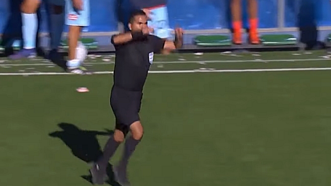 Arbitro hizo gesto del VAR para cobrar un penal en la liga boliviana, donde no usan esa tecnología