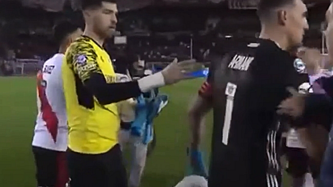 ¿Le negó el saludo? Franco Armani dejó con el brazo estirado al ex portero de Antofagasta