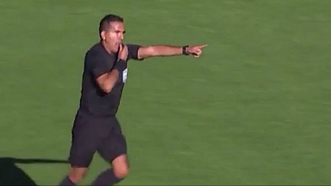 Arbitro boliviano dijo que fue malinterpretado: En ningún momento hice la señal de VAR