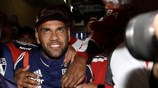 Dani Alves fue recibido por una multitud en el aeropuerto de Sao Paulo