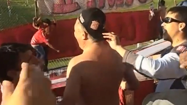 Presidente de club argentino San Martín de Tucumán alentó a su equipo junto a la barra