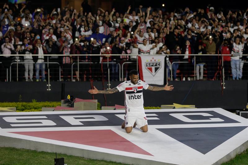 La espectacular presentación de Dani Alves en Sao Paulo