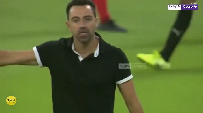 Xavi perdió los estribos y su zapatilla en su primer partido como DT