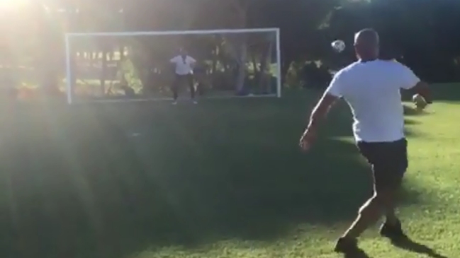 Roberto Carlos mostró su talento con impresionante golazo