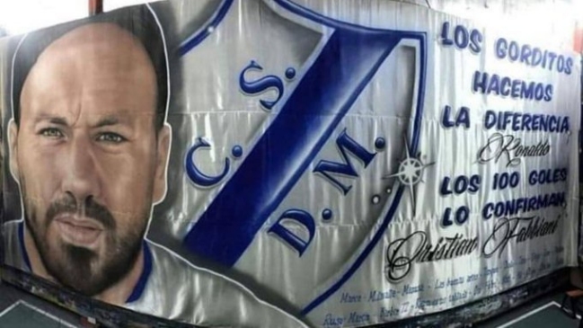 Hinchas de Deportivo Merlo dedicaron bandera a Cristian Fabbiani por sus cien goles