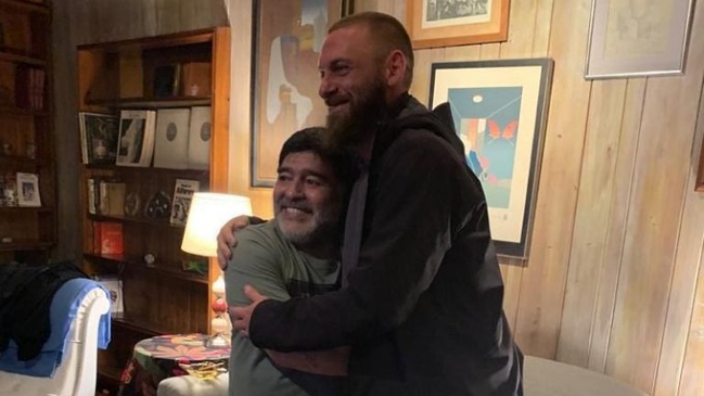 Daniele De Rossi se reunió con Diego Maradona: Tomaron mate, charlaron e intercambiaron camisetas