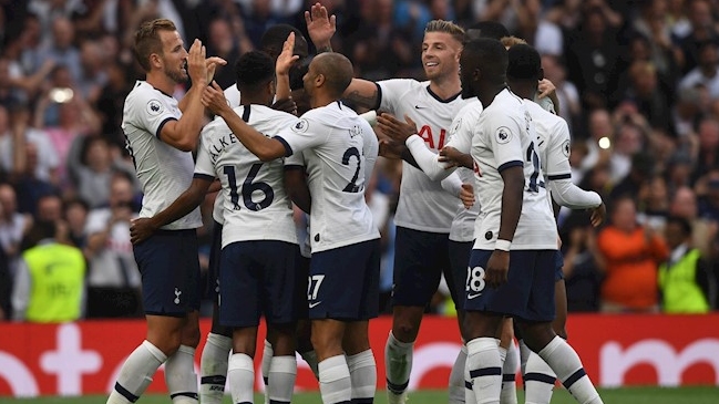 Tottenham se impuso ante Aston Villa en el regreso de la Premier League