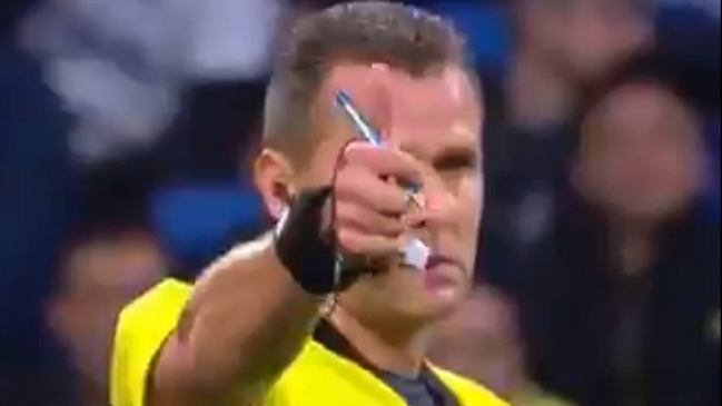 Ex atacante de Barcelona Malcom se hizo viral por su pelotazo a un árbitro en la liga rusa