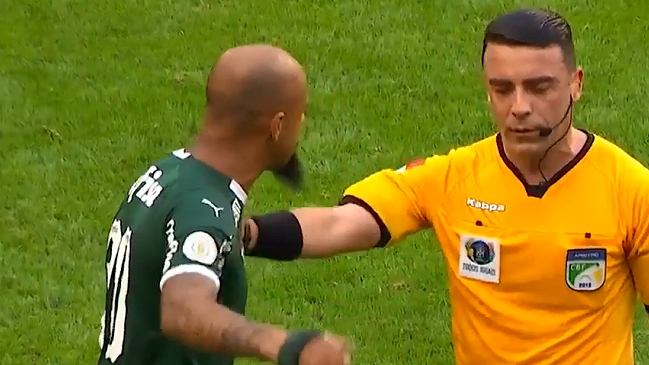 Felipe Melo fue expulsado por criminal codazo a un rival y reclamó la decisión