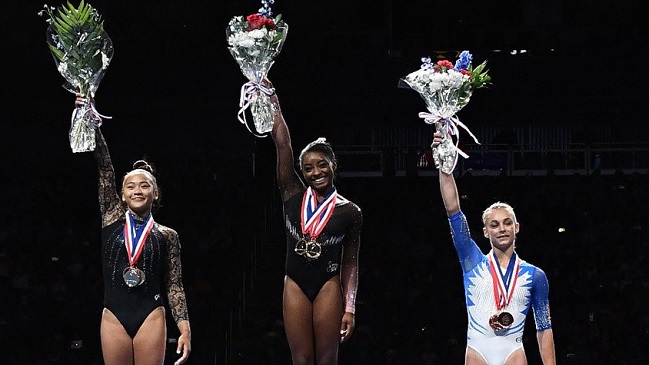 La doble voltereta con dos giros mortales de Simon Biles en barra de equilibrio