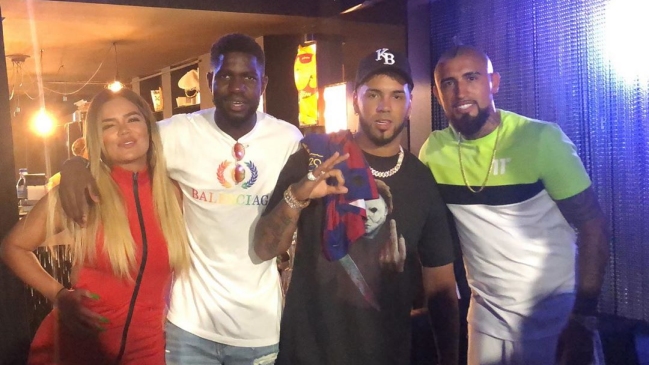 Arturo Vidal compartió con Anuel AA y Karol G en Ibiza