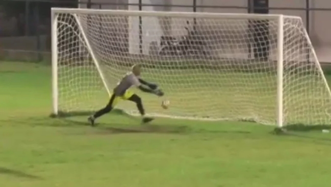 El increíble doble error de arquero juvenil en Brasil