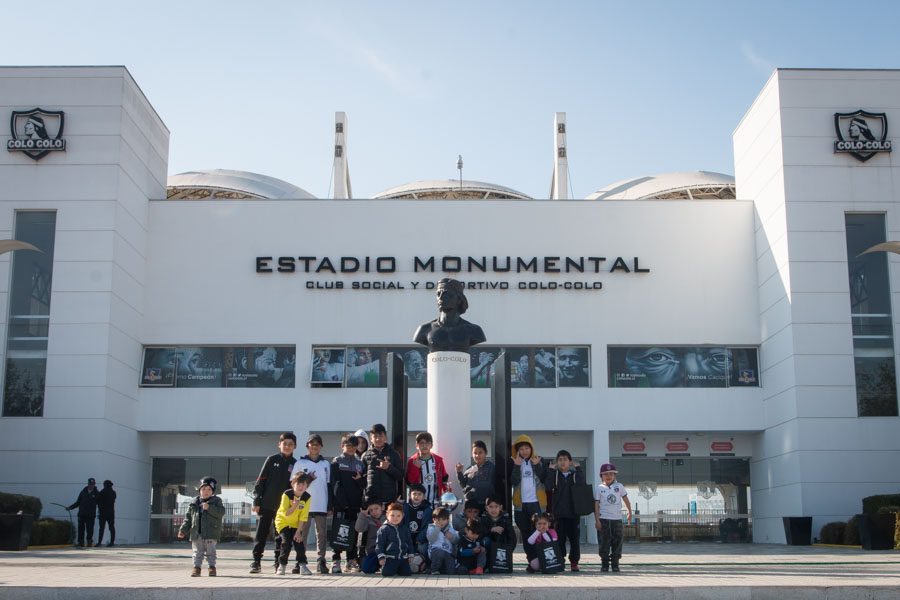 Niños asistieron al entrenamiento de Colo Colo en el Estadio Monumental