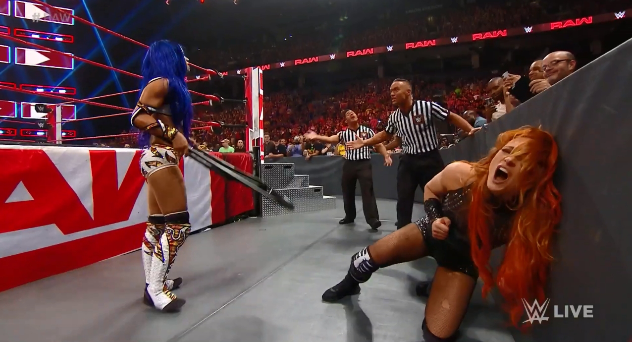 Sasha Banks sorprendió en su regreso a RAW y atacó salvajemente a Becky Lynch