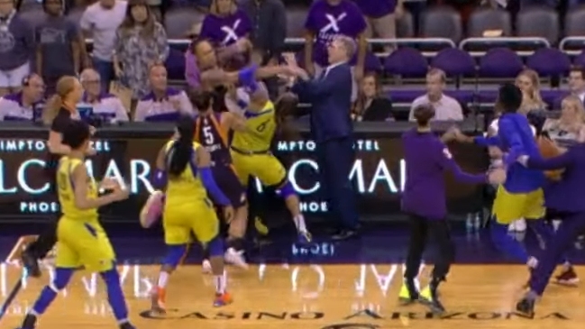 Jugadora de Dallas Wings se indignó y golpeó a rivales de Phoenix Mercury en la WNBA