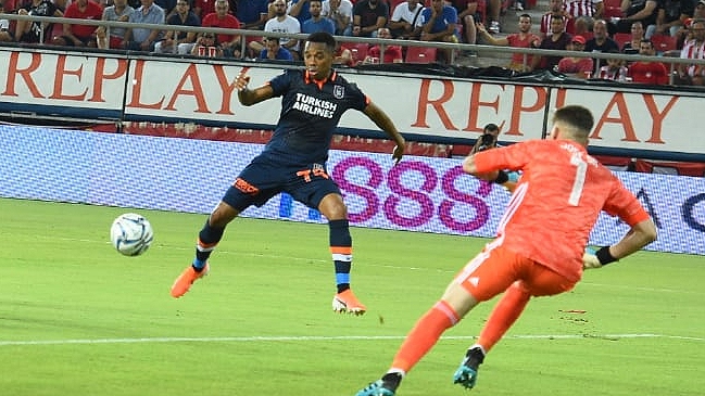 Robinho se perdió un gol increíble en la eliminación de su equipo de la Champions
