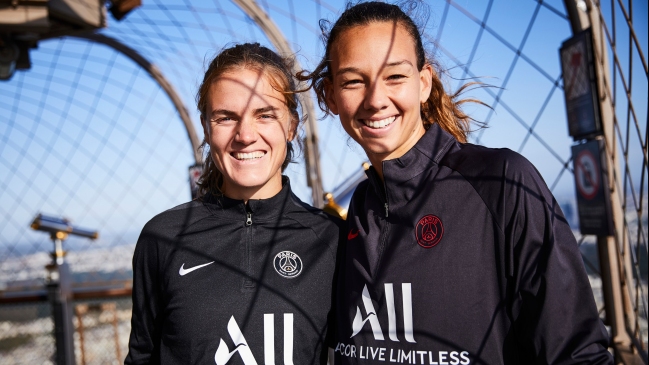 Christiane Endler entrenó subiendo las escaleras de la Torre Eiffel junto a PSG
